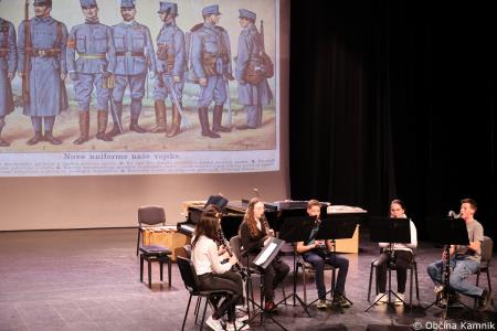 A me slišiš Pet čevljev merim, palcev pet (30)